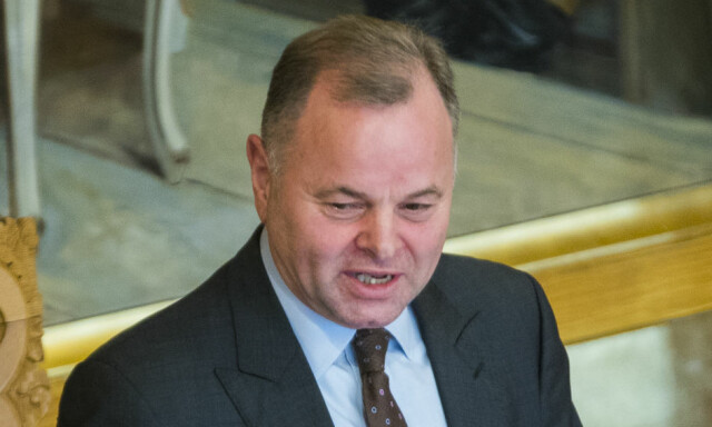 Stortingspresidenten får flengende kritikk av sine egne. Fortsatt vet ingen hvor stor byggesprekken blir